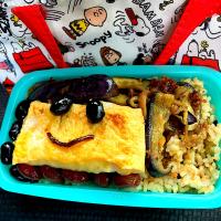 #昼飯　#12:30  黒豆昆布の笑顔チーズオムレツと黒豆4個茶豆5個と茄子おかか炒め乗せロウカット玄米すき焼き風味混ぜご飯子持ち昆布と梅挟み弁当